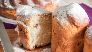 Babkę udekoruj lukrem lub cukrem pudrem