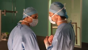 Zapała oskarża Radwana o to, że skrzywdził Hanę i rozbił jej małżeństwo. 