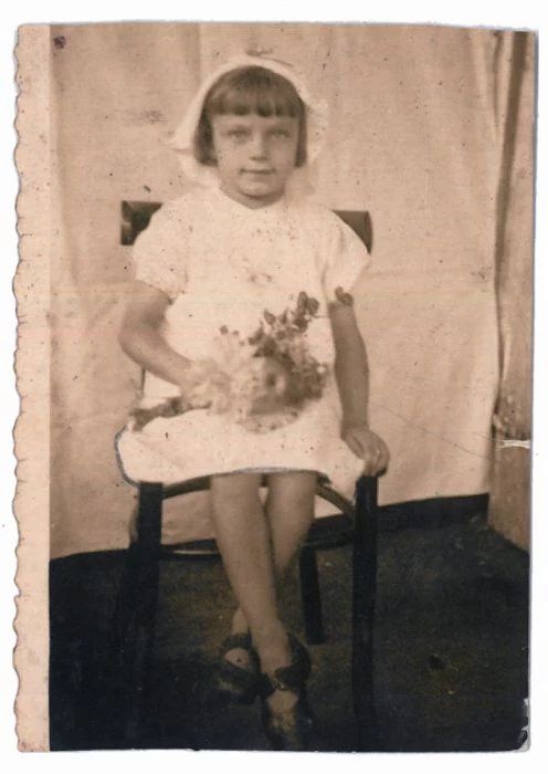Terenia Ferenc w dniu Matki Boskiej Zielnej. Fotografia wykonana tuż przed wojną Terenia Ferenc w dniu Matki Boskiej Zielnej. Fotografia wykonana tuż przed wojną