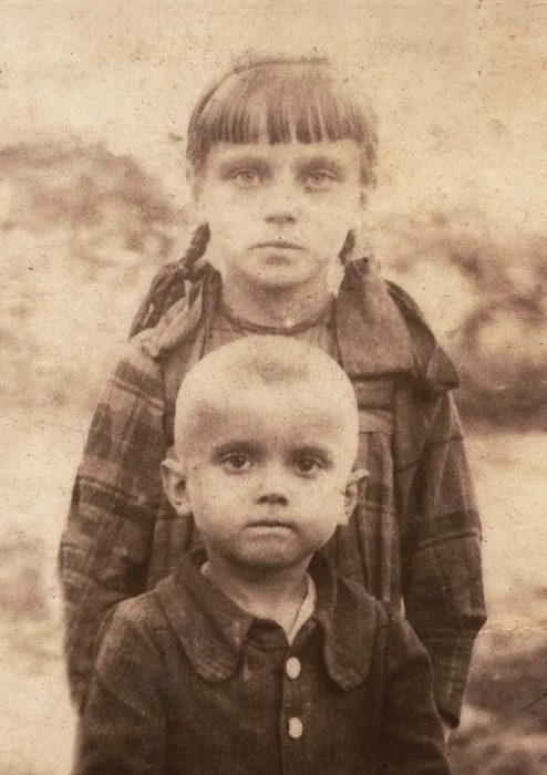 02. Terenia Ferenc i jej brat Jaś. Zdjęcie zrobione dwa miesiące po pacyfikacji Soch (fot. archiwum autorki) 02. Terenia Ferenc i jej brat Jaś. Zdjęcie zrobione dwa miesiące po pacyfikacji Soch (fot. archiwum autorki)