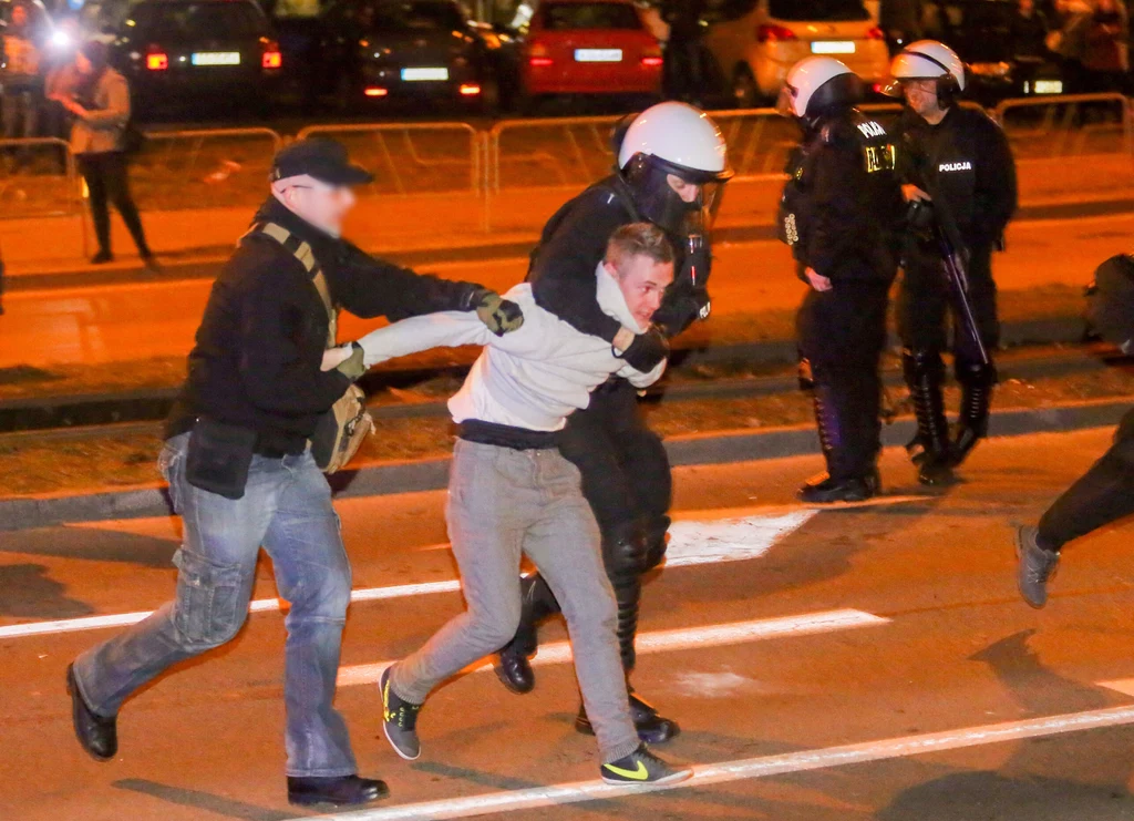Policja zatrzymuje najbardziej agresywnych uczestników zamieszek, do których doszło przed Komendą Policji w Sosnowcu Policja zatrzymuje najbardziej agresywnych uczestników zamieszek, do których doszło przed Komendą Policji w Sosnowcu