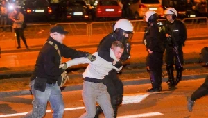  Policja zatrzymuje najbardziej agresywnych uczestników zamieszek, do których doszło przed Komendą Policji w Sosnowcu