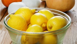 Skórka otarta z wyparzonej cytryny dodaje aromatu ciastom i deserom.