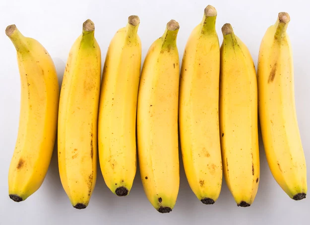 Przed podaniem banany należy umyć pod bieżącą wodą, sparzyć wrzątkiem, obciąć końce i obrać.