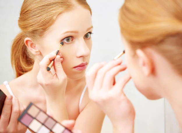 Starannie wykonany makijaż może optycznie powiększyć oczy 