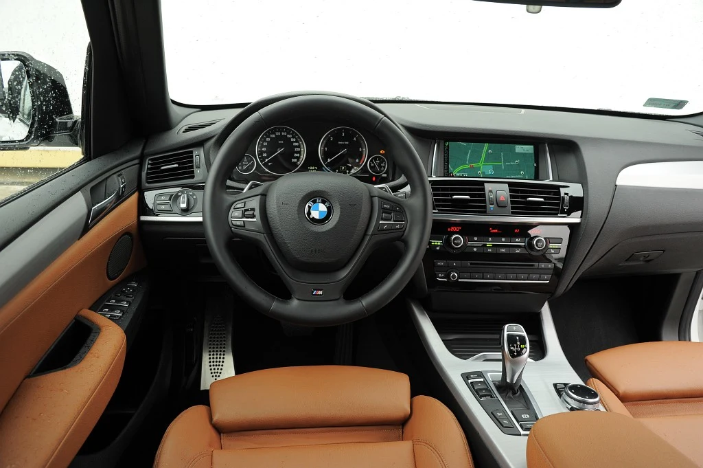  Kokpit BMW X3 to prosta obsługa, mimo licznych funkcji i wysoka jakość. 8-biegowy automat to standard.