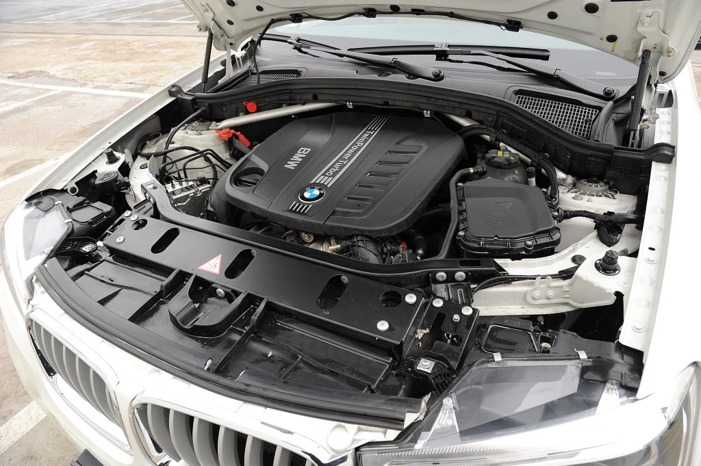 Bagażnik X3, w przeciwieństwie do wielu SUV-ów, jest obszerny (550-1600 l), ustawny i bardzo praktyczny – ma dużo schowków, siatek i uchwytów.
