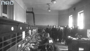 Poczta Główna w Krakowie w narożniku ulic Potockiego i Wielopole. Telefonistki podczas pracy w centrali międzymiastowej, 1928