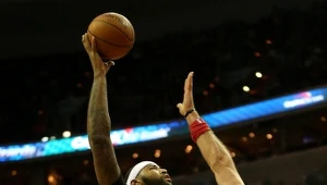 DeMarcus Cousins (z lewej) blokowany przez Marcina Gortata