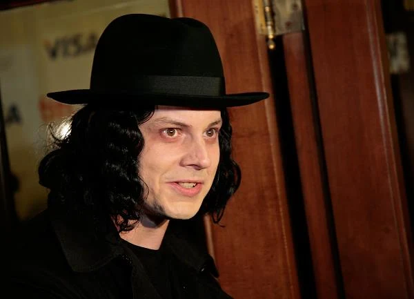 "Jack White wygląda jak Zorro, który zjadł za dużo pączków" (fot. Malcolm Taylor)