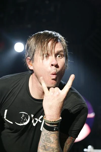 Tom DeLonge w wywiadzie dla Papermag wyznał, że spotkał kosmitów niedaleko Strefy 51 w Newadzie. Miało być ich dwudziestu, a porozumiewać mieli się w nieznanym dla gitarzysty języku. W 2014 roku na Instagramie opublikował on także filmik, na którym miał być widoczny statek kosmiczny (fot. Cory Schwartz) Tom DeLonge w wywiadzie dla Papermag wyznał, że spotkał kosmitów niedaleko Strefy 51 w Newadzie. Miało być ich dwudziestu, a porozumiewać mieli się w nieznanym dla gitarzysty języku. W 2014 roku na Instagramie opublikował on także filmik, na którym miał być widoczny statek kosmiczny (fot. Cory Schwartz)