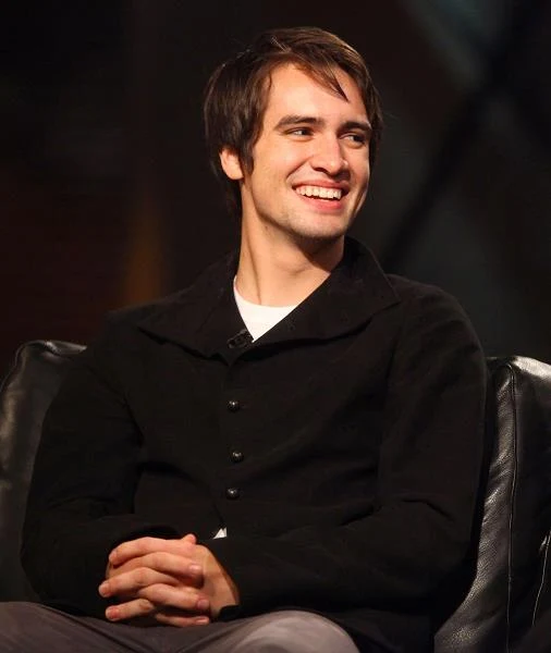 Brendon Urie z Panic! At The Disco na początku występu na Reading Festival w 2007 roku został trafiony plastikową butelką tak niefortunnie, że stracił przytomność (fot. Astrid Stawiarz)