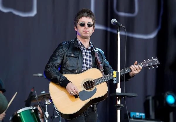 Noel Gallagher na koncercie grupy Oasis w Newcastle został uderzony w twarz przez jednego z fanów, który wskoczył na scenę. Kontrowersyjny muzyk postanowił zakończyć występ, co spowodowało agresję publiczności, która chwilę później zaatakowała odjeżdżający bus (fot. Samir Hussein)