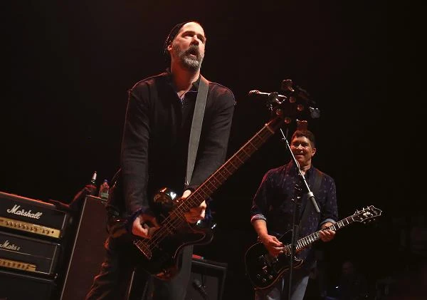 Krist Novoselic z Nrivany w trakcie występu na gali MTV Awards w 1992 roku wykazał się sporą pomysłowością. Postanowił bowiem podrzucić swoją gitarę basową do góry. Muzyk nie zdołał jednak jej złapać, przez co został znokautowany przez własny instrument (fot. Mike Lawrie)