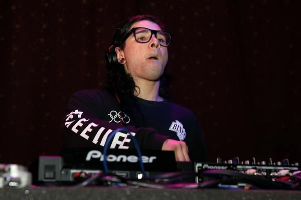 W trakcie swojego DJ-skiego setu w Meksyku Skrillex uderzył głową w ogromny rekwizyt statku (fot. Robin Marchant)