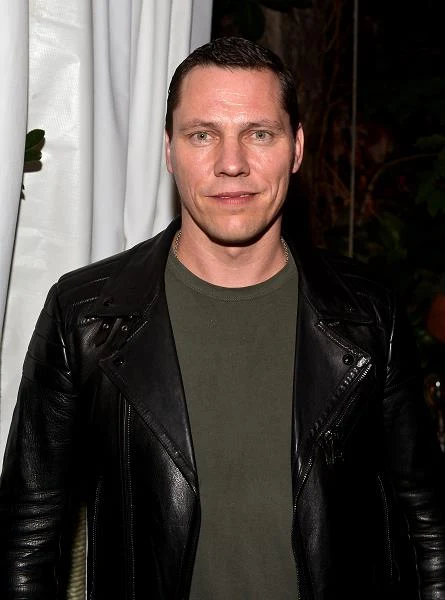 Tiesto musiał przerwać swój występ na Electro Bounce House Festival w 2014 roku, kiedy to nagle upadł. Nie wiadomo czy muzyk zemdlał, czy potknął się. DJ odniósł na tyle poważne obrażenia głowy, że trafił do szpitala (fot. Charley Gallay)