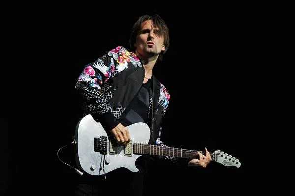 Matt Bellamy z Muse, w trakcie koncertu zespołu w 2004 roku w Atlancie, tak niefortunnie uderzył się gitarą w głowę, że rozciął sobie wargi. Muzyk miał wtedy powiedzieć do publiczności: "Przepraszam was, rozpieprzyłem sobie twarz" (fot. Kevin Winter)