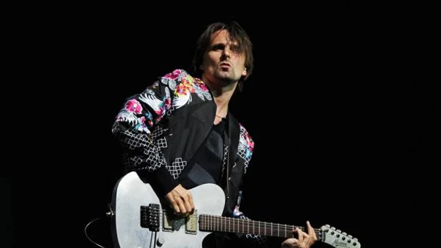 Matt Bellamy z Muse, w trakcie koncertu zespołu w 2004 roku w Atlancie, tak niefortunnie uderzył się gitarą w głowę, że rozciął sobie wargi. Muzyk miał wtedy powiedzieć do publiczności: "Przepraszam was, rozpieprzyłem sobie twarz" (fot. Kevin Winter)