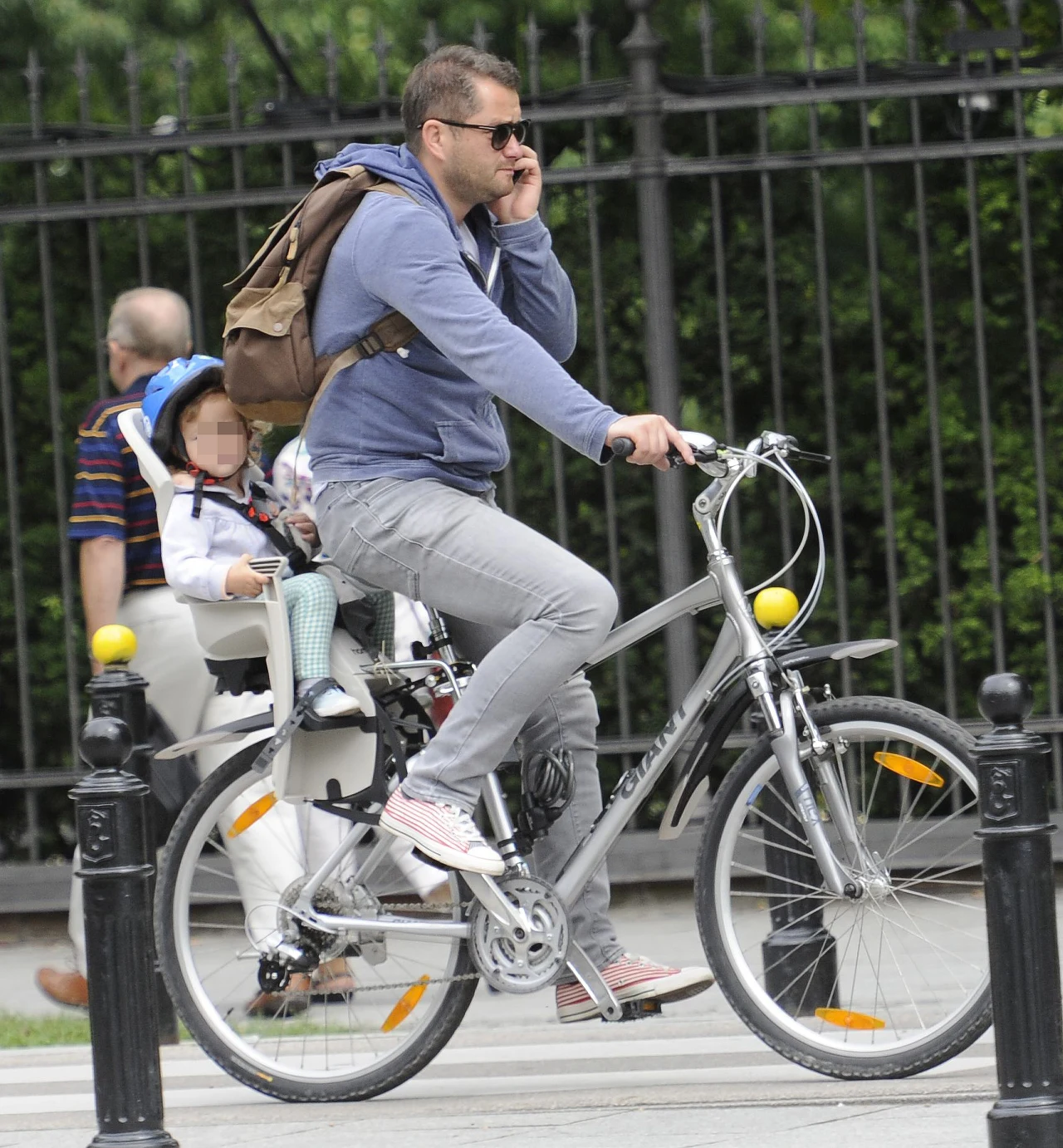 Jarek Kuźniar z córką na rowerze Jarek Kuźniar z córką na rowerze