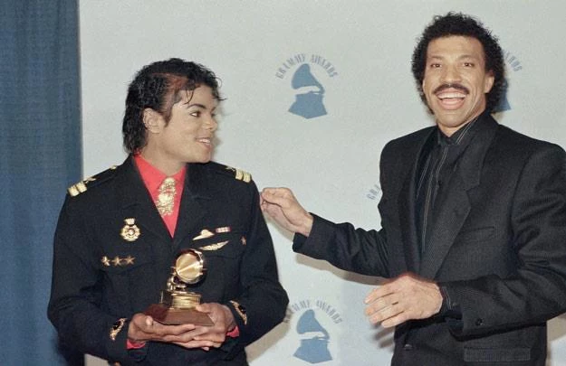 Michael Jackson i Lionel Richie z nagrodą Grammy za najlepszą piosenkę (fot. AP / Fotolink)