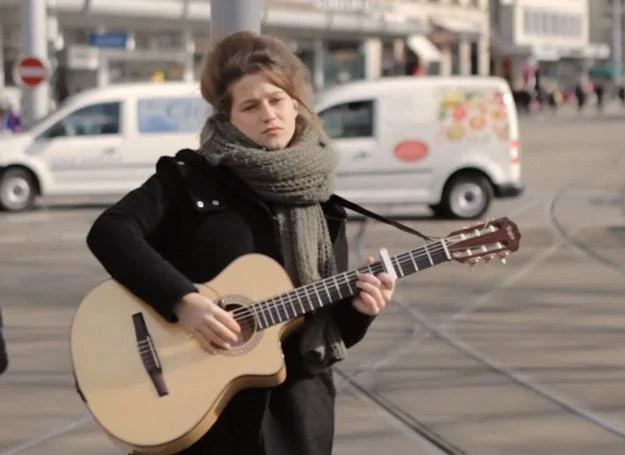 Selah Sue na ulicy w Zurychu