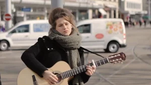 Selah Sue na ulicy w Zurychu