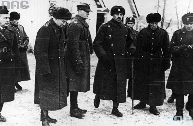 Generał Władysław Anders dokonuje inspekcji oddziałów Armii Polskiej w ZSRR. Na pierwszym planie po lewej płk Leopold Okulicki Generał Władysław Anders dokonuje inspekcji oddziałów Armii Polskiej w ZSRR. Na pierwszym planie po lewej płk Leopold Okulicki