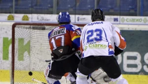 Po strzale Filipa Wielkiewicza (L) z MMKS Podhale Nowy Targ krążek wpada do bramki Bryana Pittona