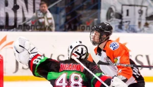 Tomasz Kulas (P) z JKH GKS Jastrzębie i bramkarz GKS Tychy Sztefan Żigardy