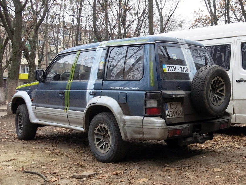 Takie zdjęcie Pajero można znaleść w sieci. Auto wymalowano w ukraińskie barwy i przyczepiono coś w rodzaju ukraińskiej rejestracji