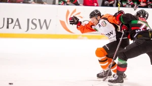 Nicolas Besch (z prawej) w tej sytuacji faulował Leszka Laszkiewicza z JKH Jastrzębie-Zdrój.