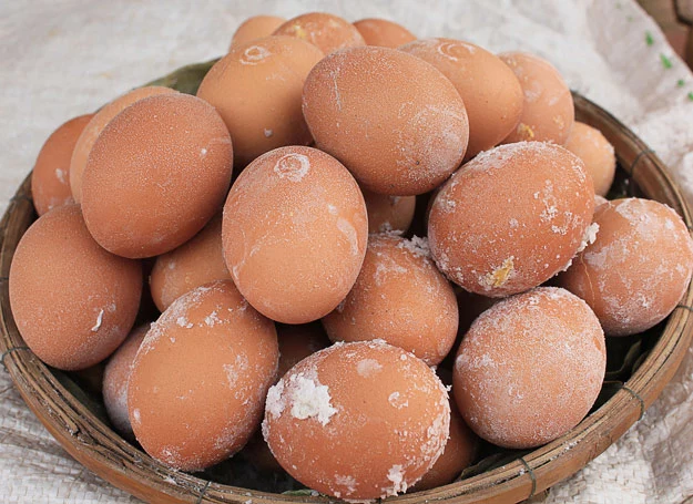 Jajka ekologiczne znoszą kury jedzące zboże i chodzące po podwórku.