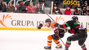 Nicolas Besch (P) z GKS Tychy powstrzymuje Leszka Laszkiewicza z JKH GKS Jastrzębie