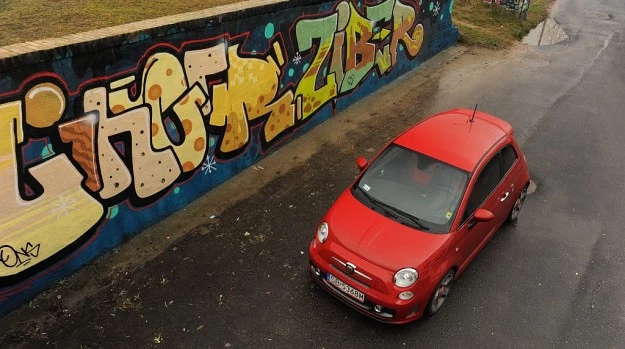 Tak wygląda bazowe wydanie 595 Turismo. Na życzenie Abarth dostępny jest z dwukolorowym nadwoziem, naklejkami na dach i maskę oraz szarymi obudowami lusterek.