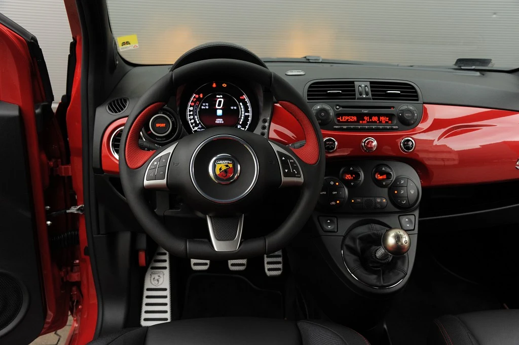 Kokpit Abartha jest przyzwoicie zmontowany i nadal wygląda atrakcyjnie. Irytują małe klawisze radia i wentylacji.