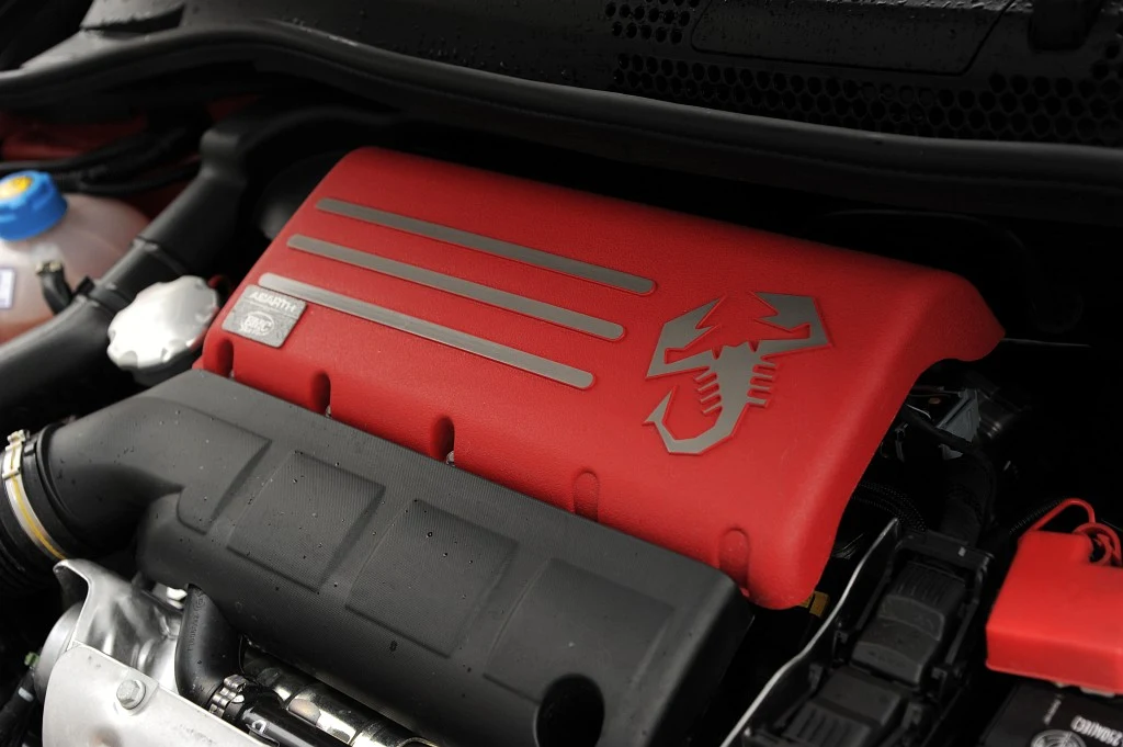 Silnik Abartha ma niedużą turbodziurę i mnóstwo siły w średnim zakresie obrotów. Zużywa sensowne ilości benzyny – od 6,5 do 9,5 l/100 km.