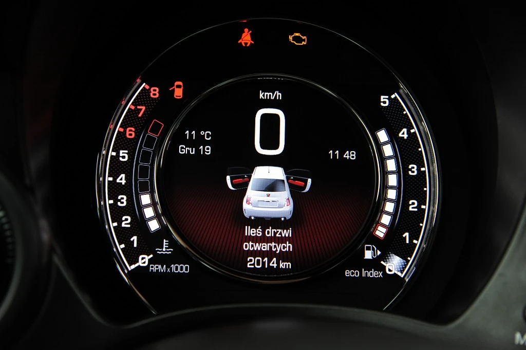 7-calowy ekran jest nieco czytelniejszy od stosowanych wcześniej, tradycyjnych zegarów z monochromatycznym wyświetlaczem.