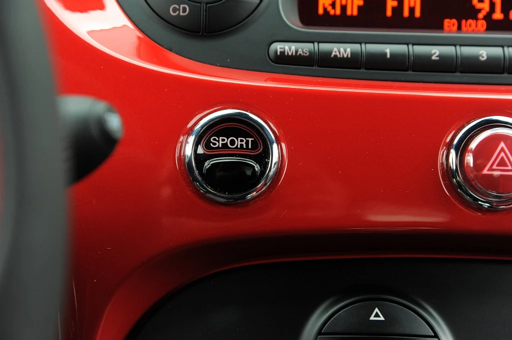 Tryb Sport usztywnia pracę układu kierowniczego i wyostrza reakcję na gaz. Nie wyłącza się po ponownym uruchomieniu silnika.