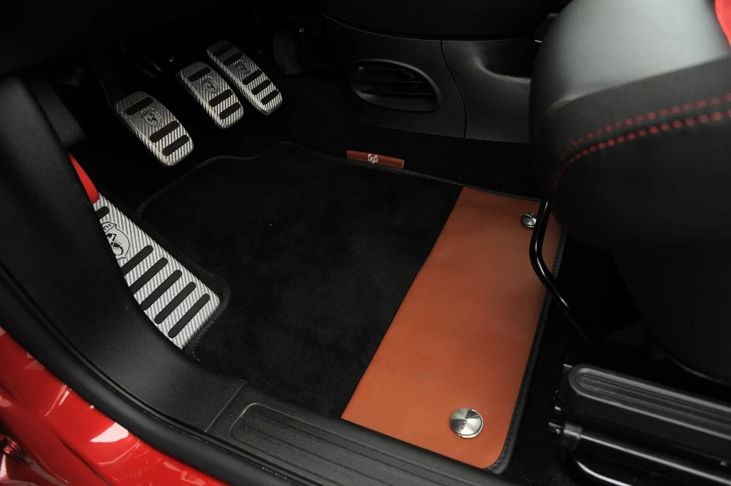 Lekcja stylu: zamszowy dywanik z metalizowanymi mocowaniami i metką „595”.