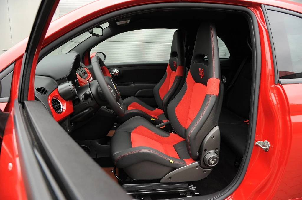 Kubełkowe, obszyte skórą fotele Sabelt (opcja za 9500 zł) są twarde, świetnie trzymają ciało i „zapamiętują” położenie po odchyleniu. Służy do tego stylowe cięgno.