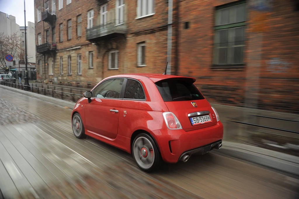 Mimo 17-calowych obręczy z oponami o profilu 40 Abarth nieźle tłumi krótkie nierówności.