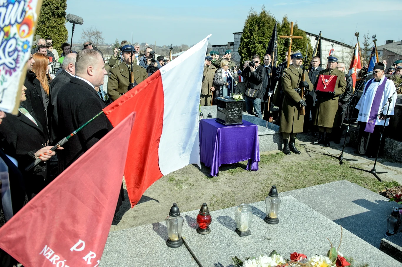 Uroczystości na cmentarzu w Piaskach
