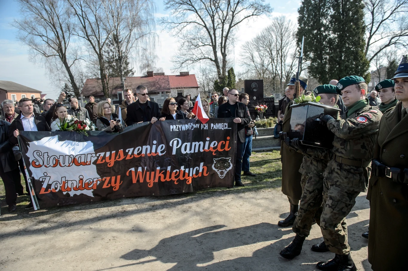 Uroczystości na cmentarzu w Piaskach
