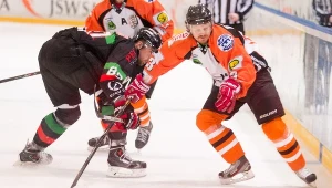 Peter Polodna (z prawej) w starciu z Jakubem Ferencem