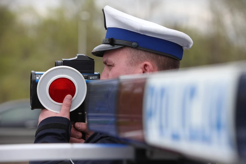 Policjanci zatrzymali motocyklistę, który przekroczył prędkość o 140 km/h