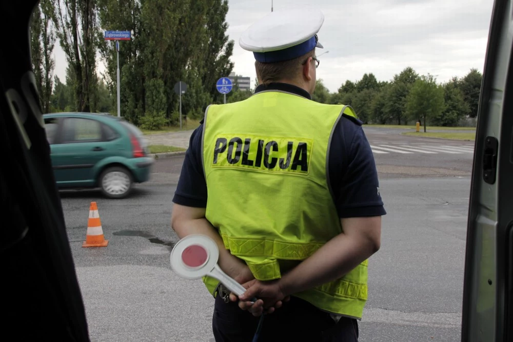 Policjanci zatrzymali ciężarówkę prowadzoną przez 16-latka