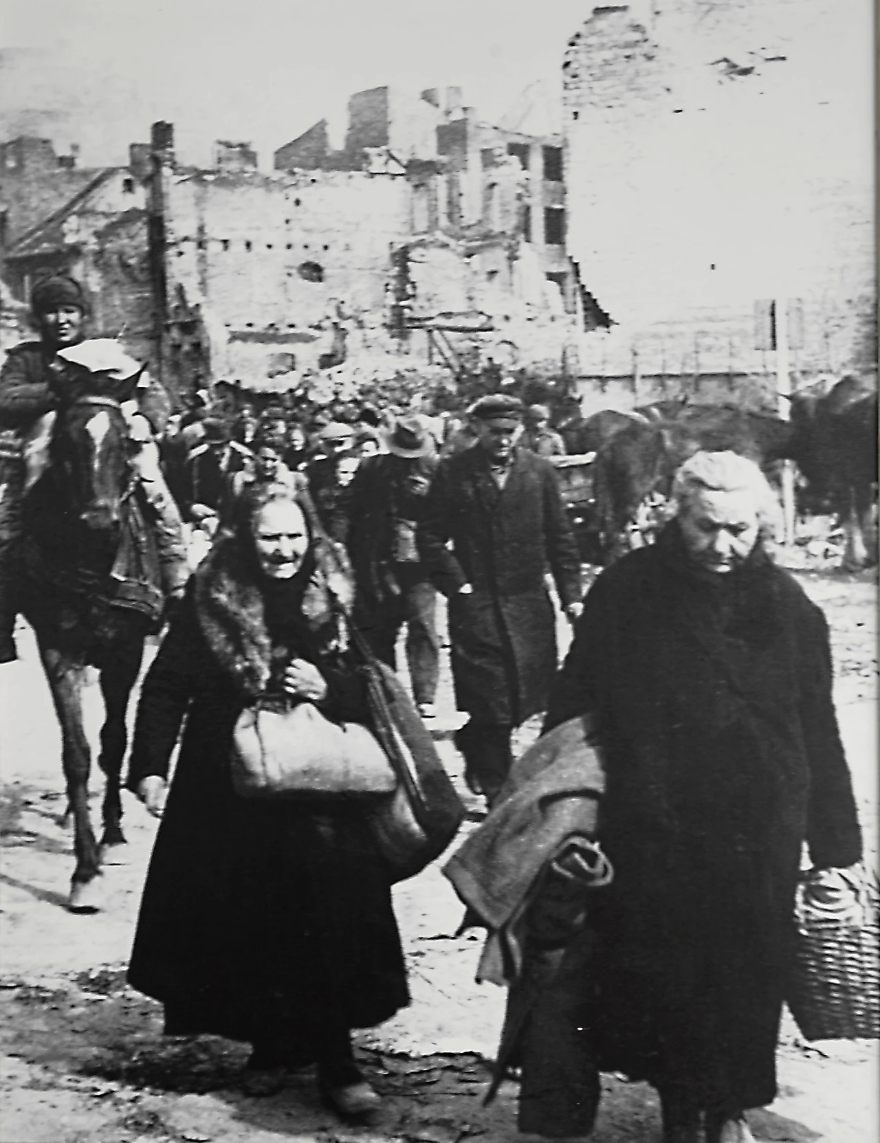 Ruiny gdańskiej starówki w roku 1945 - uchodźcy