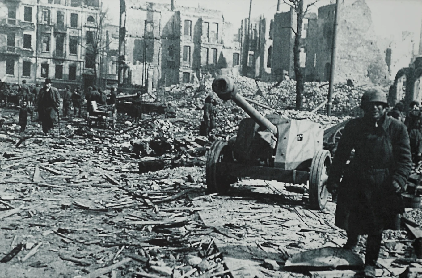 Ruiny gdańskiej starówki w roku 1945 - wkroczenie wojsk radzieckich do miasta 