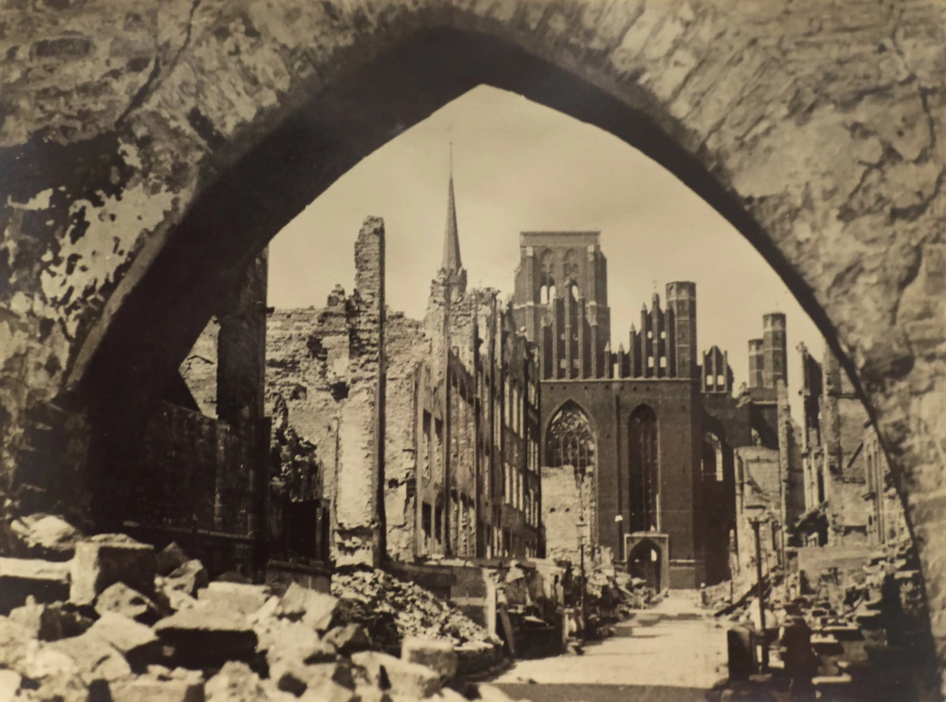 Ruiny gdańskiej starówki w roku 1945 - ulica Mariacka, w głębi gotycka bazylika NMP 
