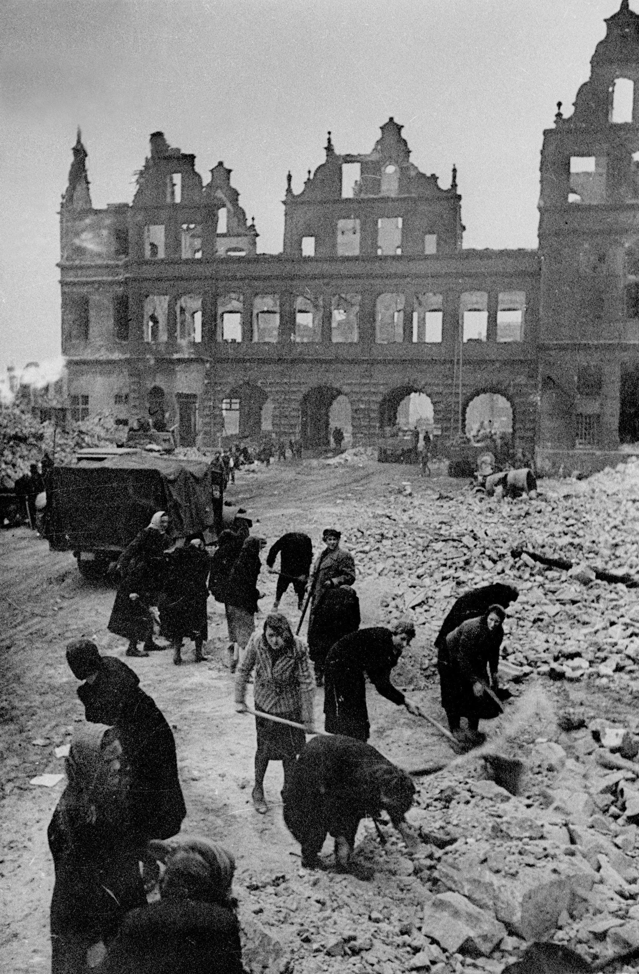 Pierwszy dzień po wkroczeniu do Gdańska Armii Czerwonej, 1945